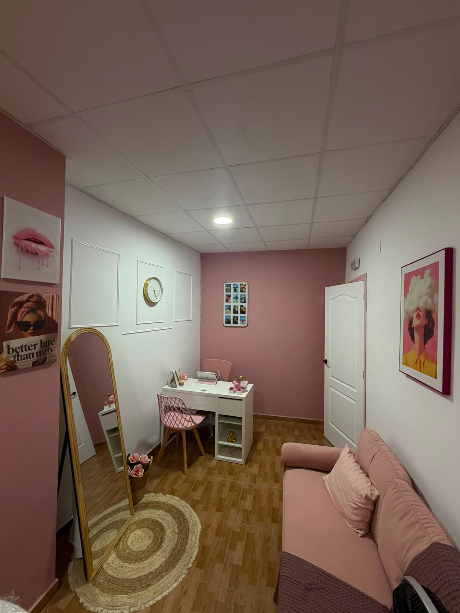 Interior del estudio de Cejas Internacionales en Puerto de Sagunto