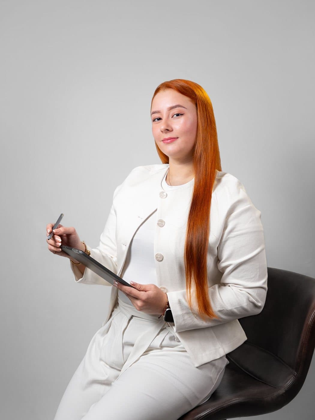Xiomara Sánchez preparando material de formación profesional con una tableta