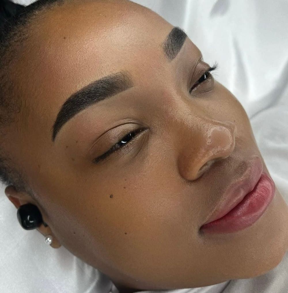 Resultado de micropigmentación de cejas con efecto natural en el rostro