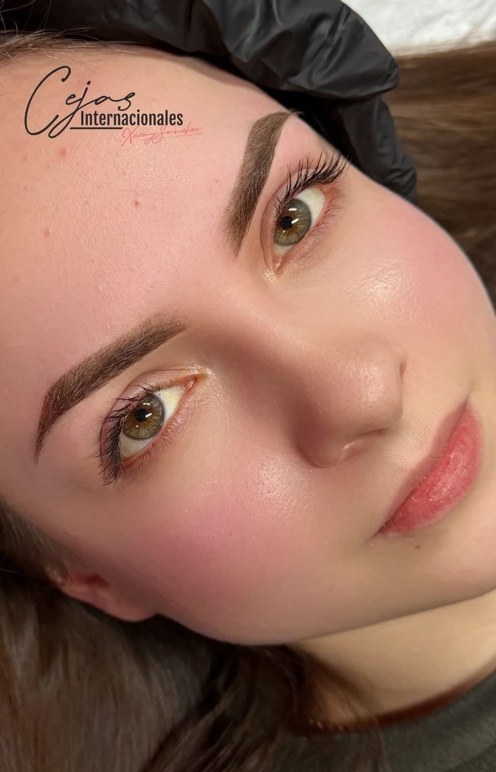 Diseño de cejas micropigmentadas adaptado a los rasgos del rostro
