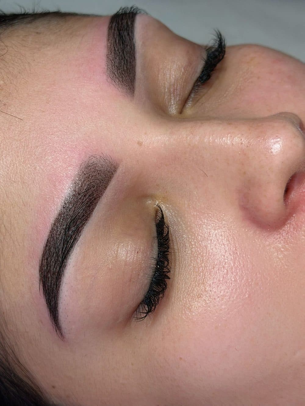 Cejas micropigmentadas con acabado pelo a pelo muy natural