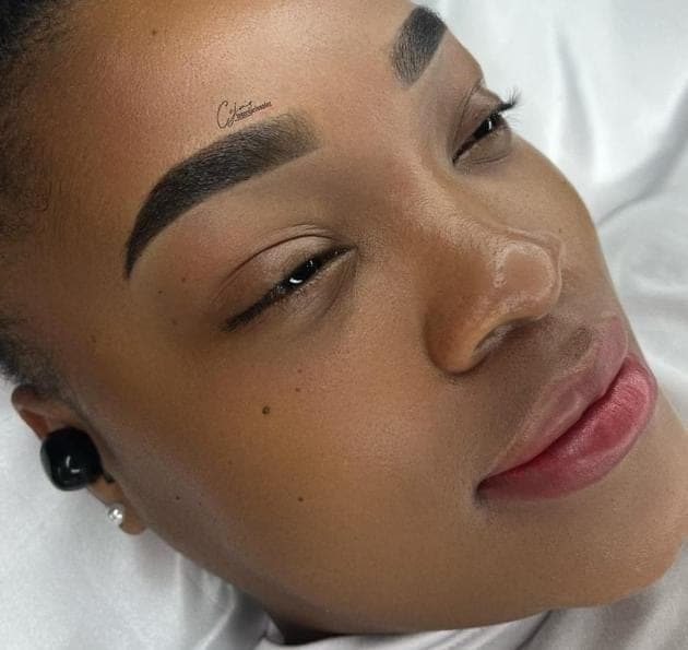 Resultado de cejas y labios micropigmentados con efecto natural