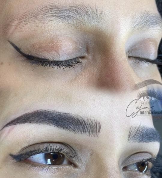 Detalle de cejas micropigmentadas y mirada definida