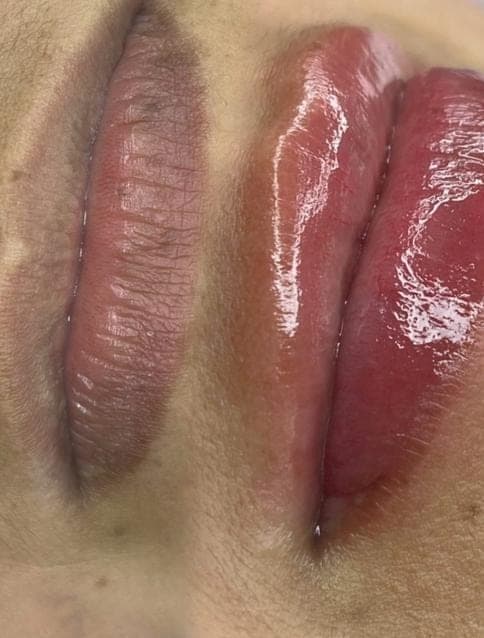 Resultado labial con tono uniforme y acabado natural