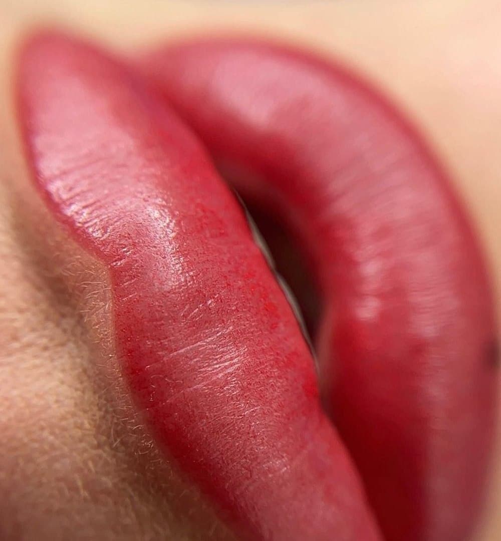 Micropigmentación de labios con acabado luminoso y simétrico