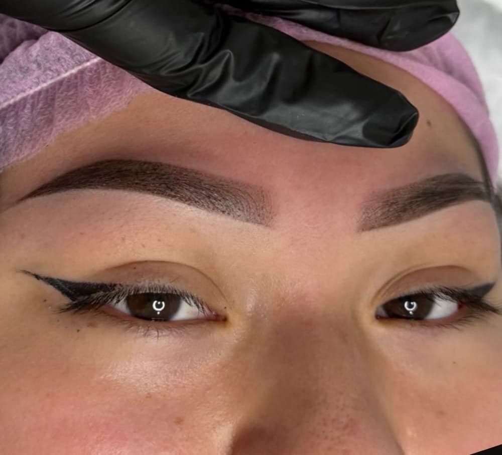 Resultado de realce de mirada con cejas y pestañas definidas