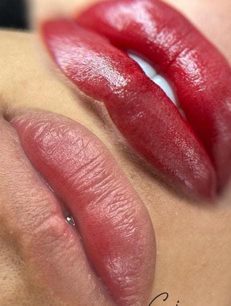 Resultado de micropigmentación labial con tono definido