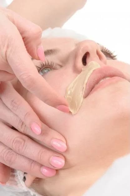 Depilación con cera del bozo en el labio superior