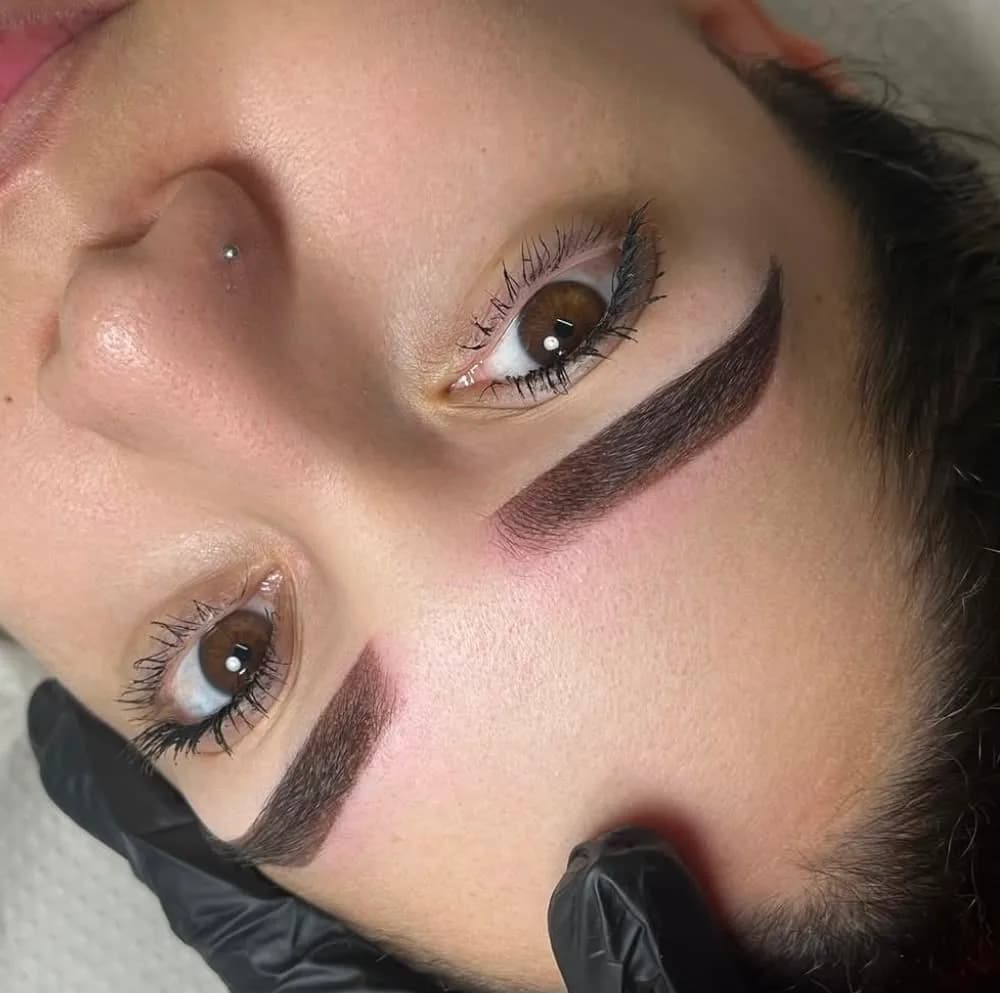 Resultado de micropigmentación efecto maquillaje con ambas cejas completas