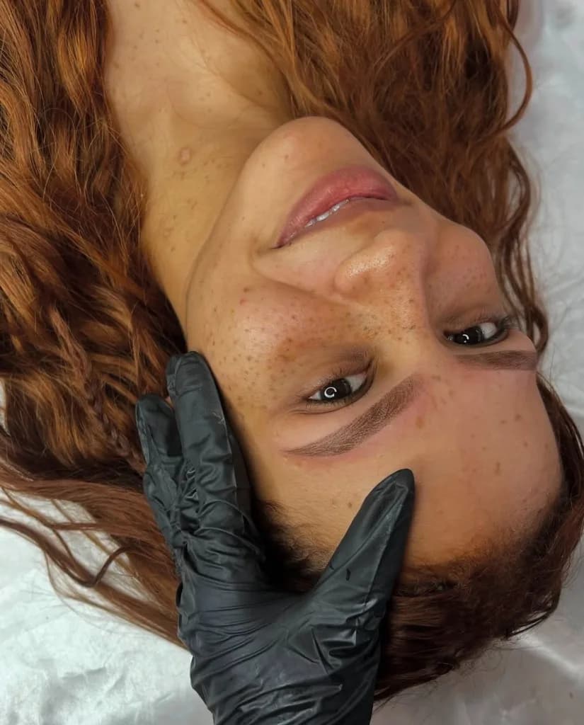 Micropigmentación efecto polvo recién realizada, con ambas cejas visibles
