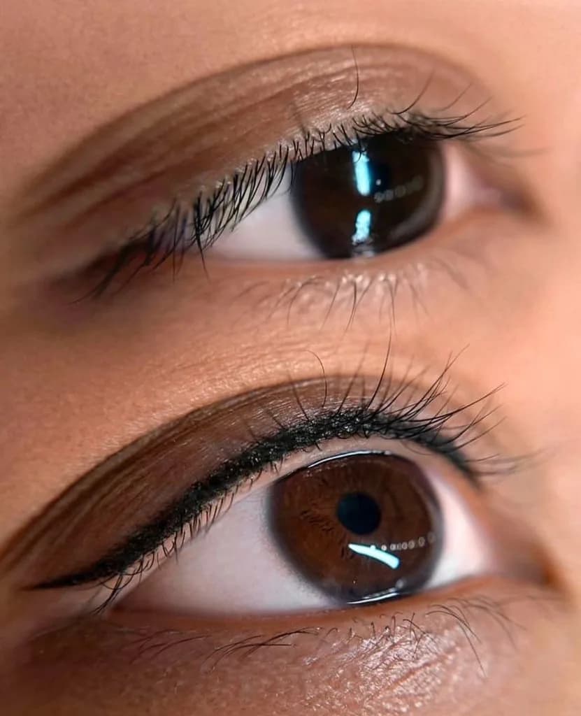 Antes y después de línea de ojos micropigmentada sobre la línea de pestañas superior