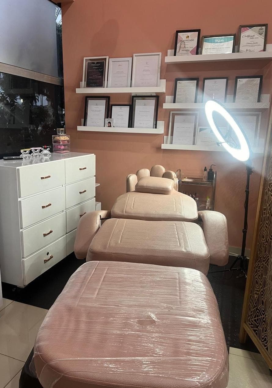 Cabina del estudio de Cali con certificados visibles