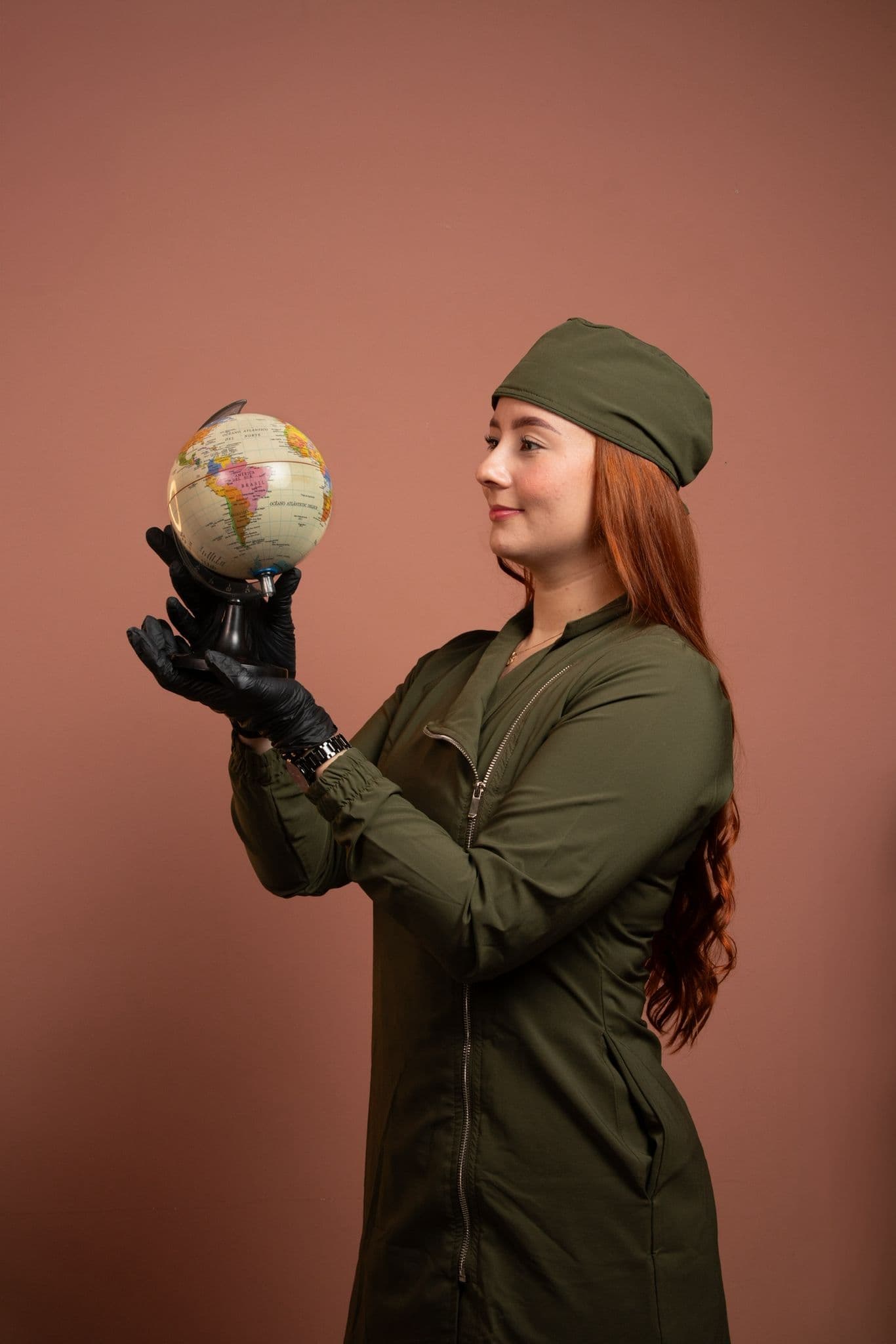 Xiomara Sánchez con uniforme profesional y globo terráqueo, símbolo de las jornadas internacionales de Cejas Internacionales