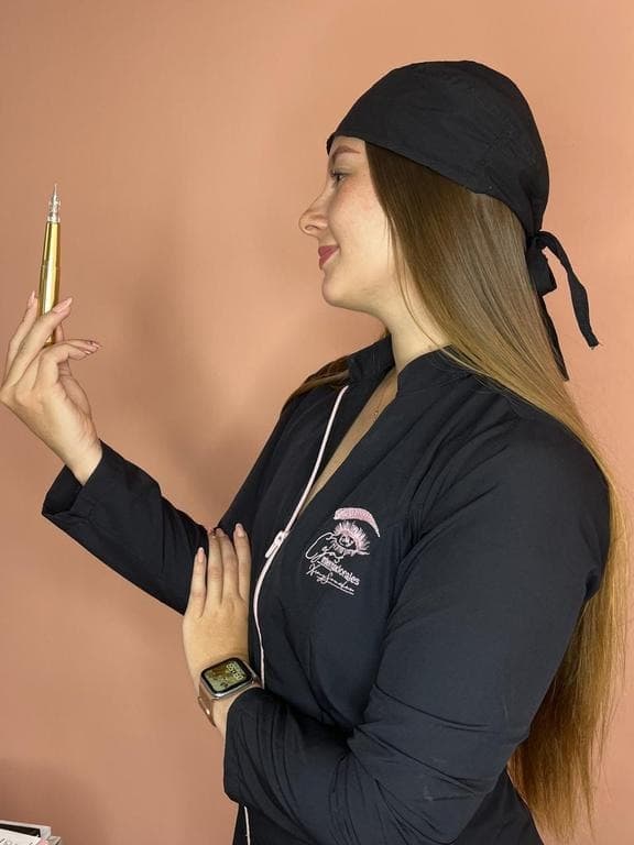 Xiomara con uniforme de Cejas Internacionales y dermógrafo